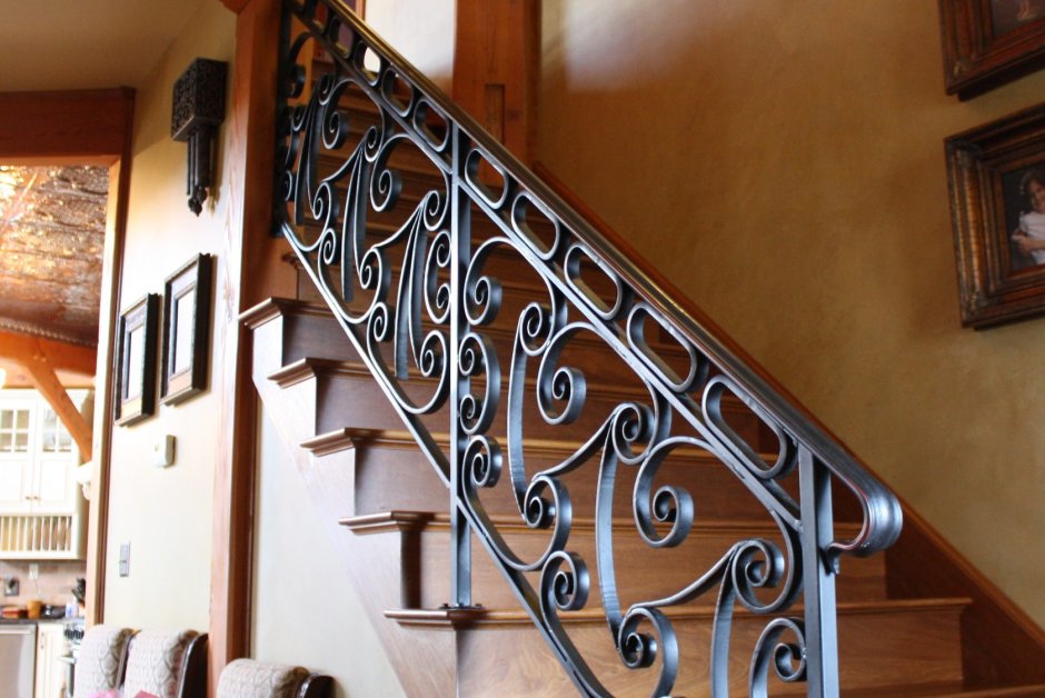 Кованые перила в интерьере