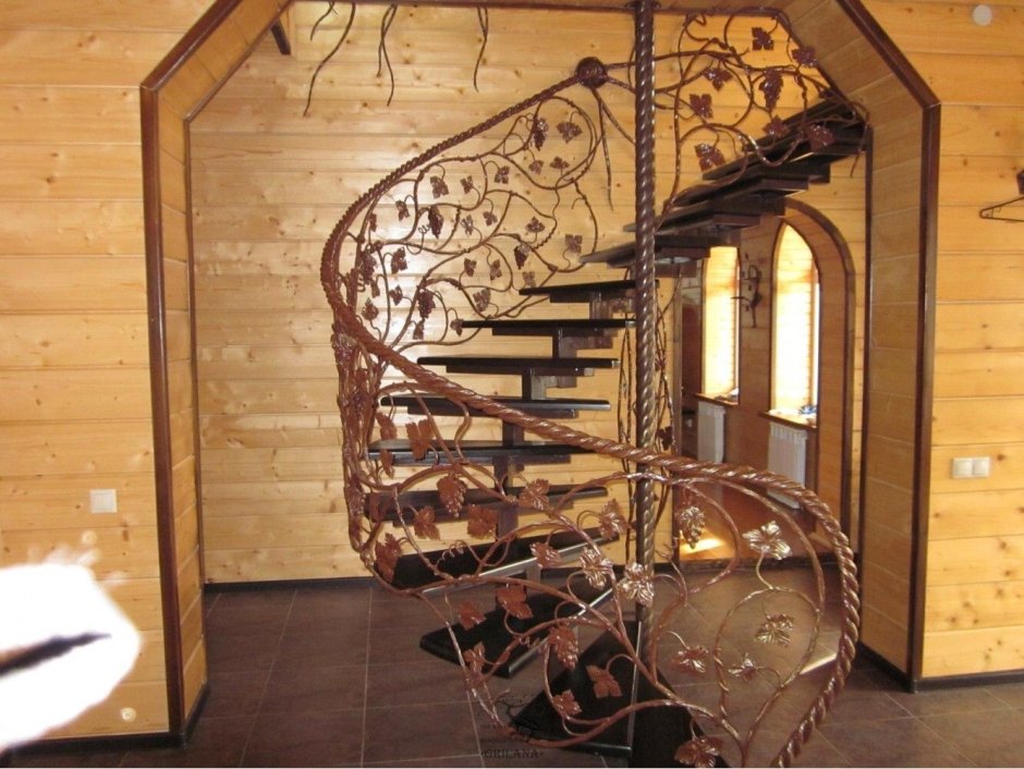 Кованые лестницы в деревянном доме
