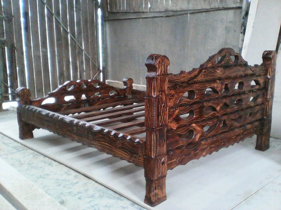 Кровать из массива под старину