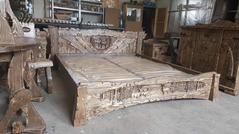 Старая деревянная кровать