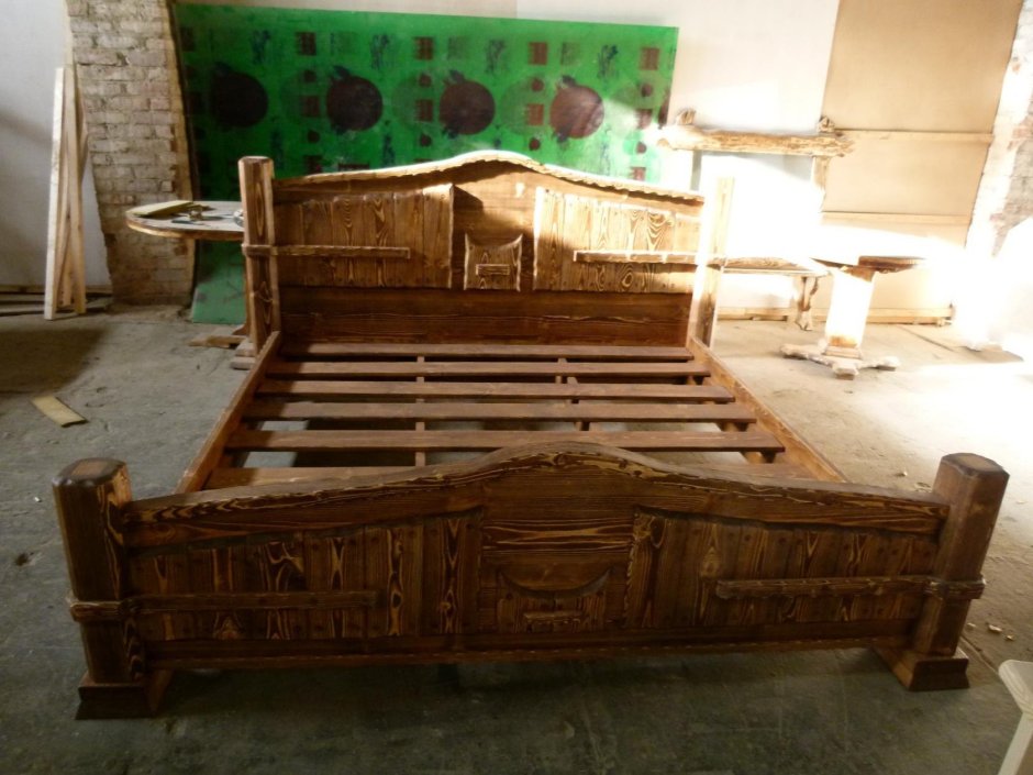 Старинные кровати из дерева
