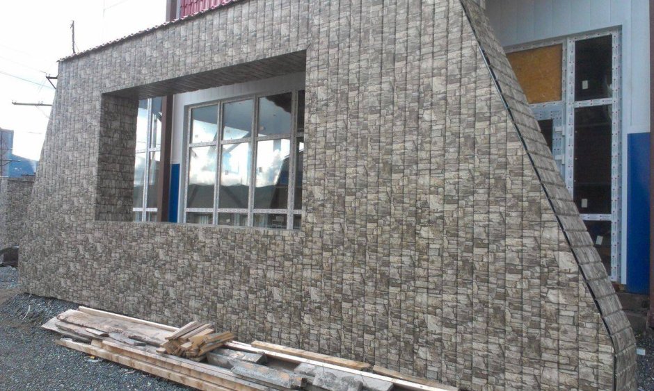 Фасад из профнастила под камень