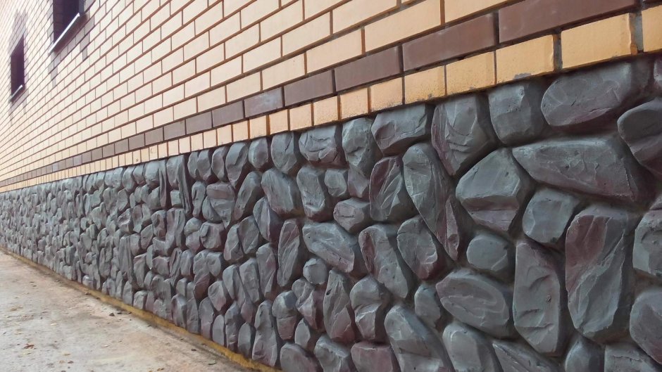 Отделка цоколя камнем