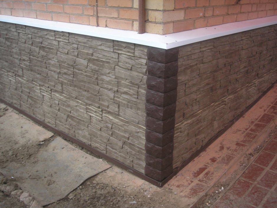 Отделка цоколя пластиковыми панелями