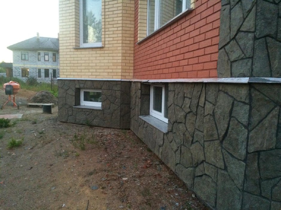 Отделка фундамента частного дома под камень