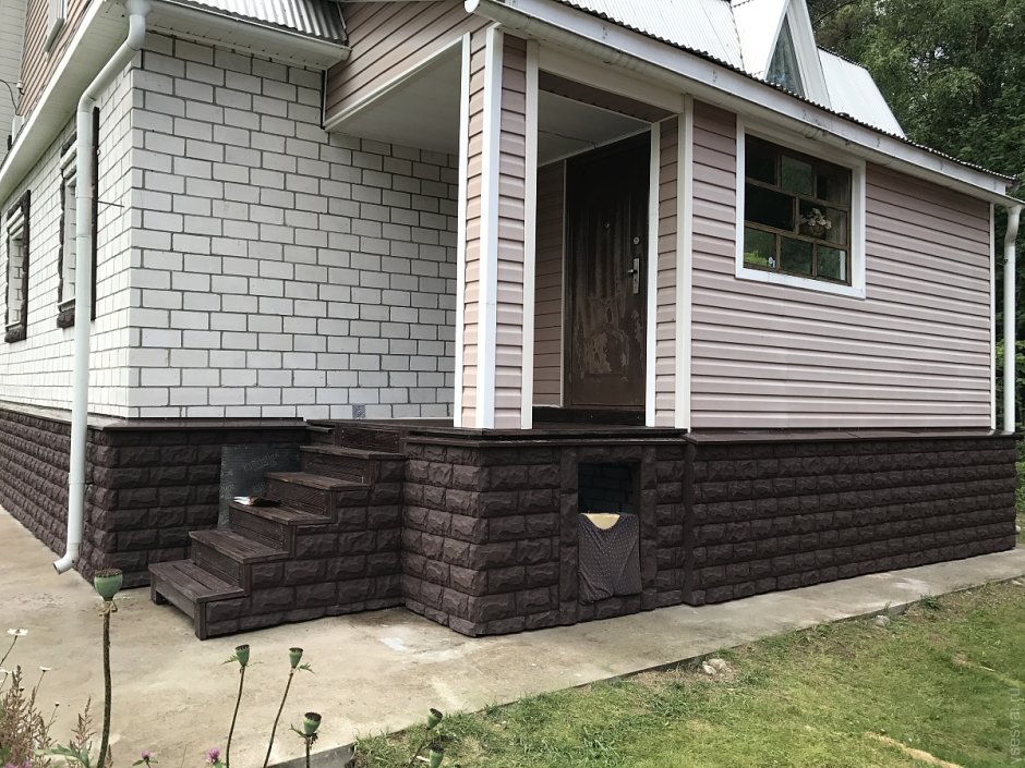 Отделка цоколя дома профнастилом