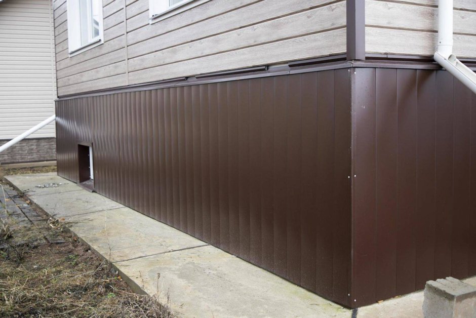 Цоколь профлистом 8017