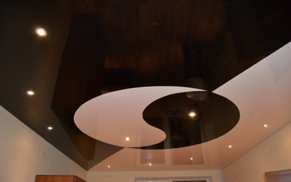 Натяжные потолки двухцветные одноуровневые