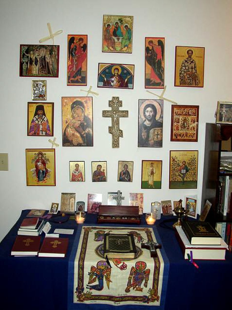 Иконы в углу комнаты
