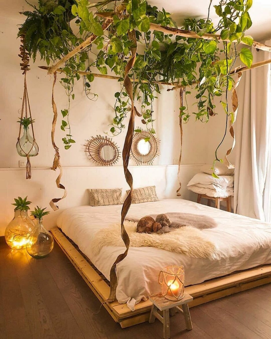 Уютная спальня с растениями