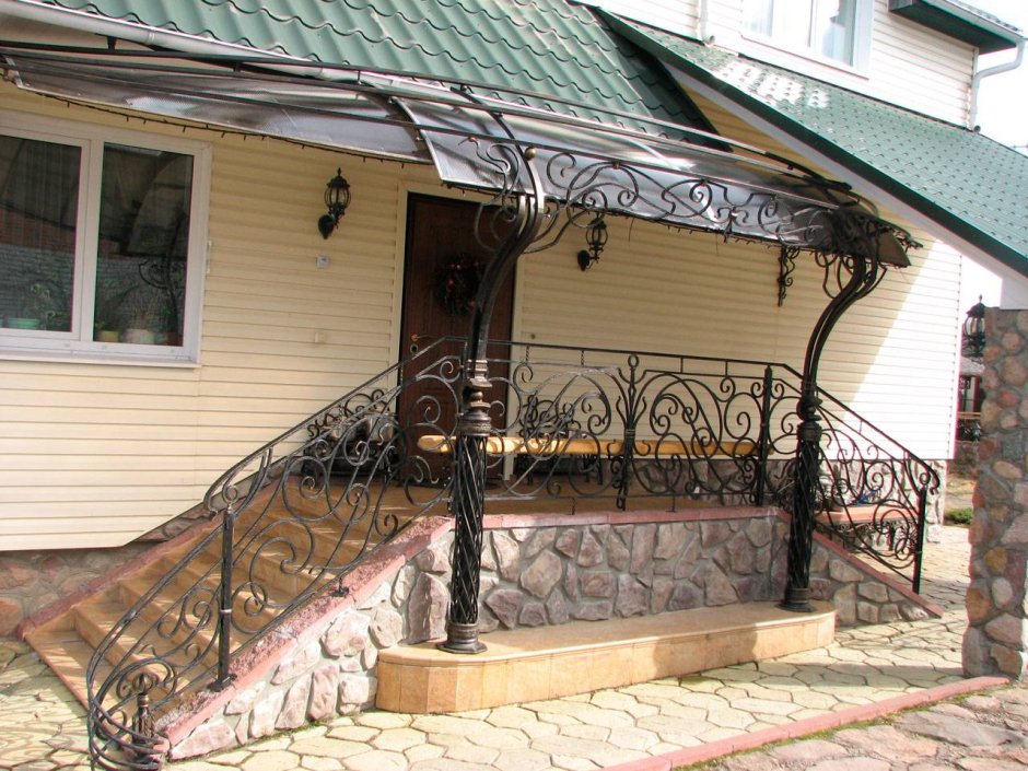 Терраса рядом с домом