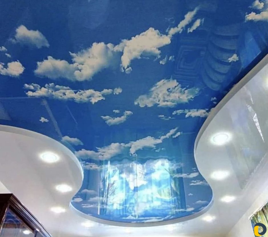 Глянцевый потолок с облаками