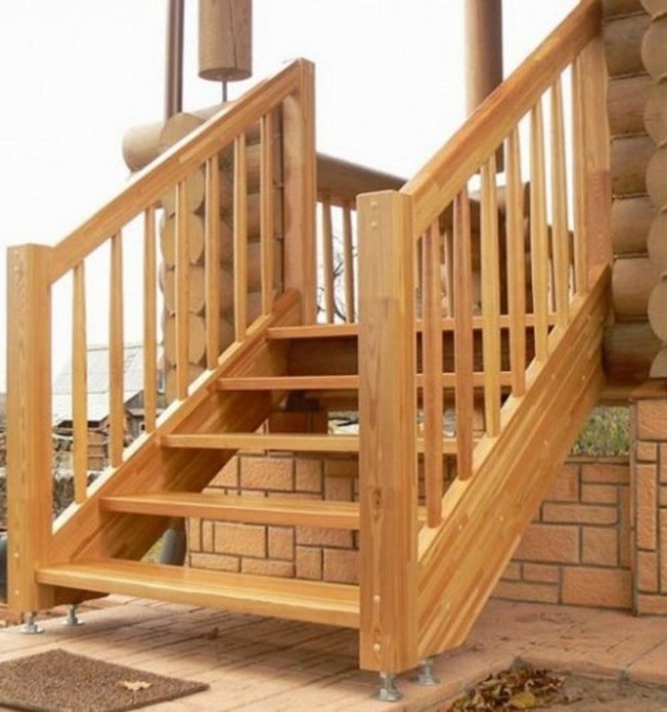 Деревянная лестница на крыльцо