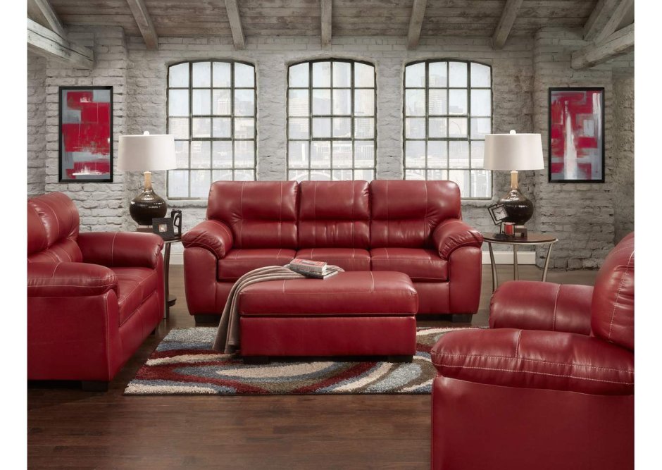 Большой красный диван