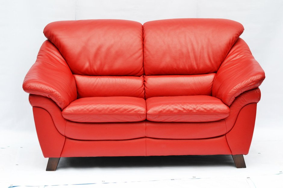 Рыжий кожаный диван