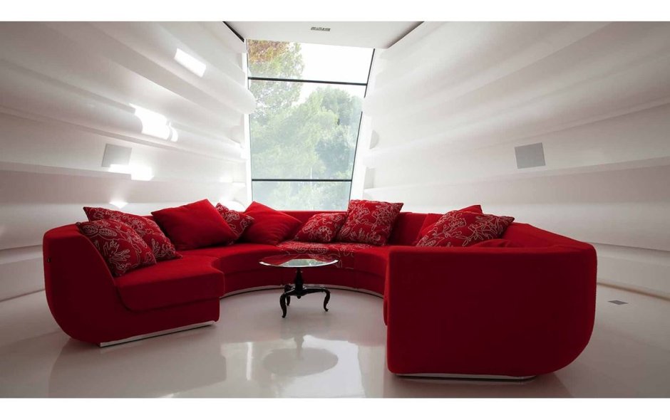 Красивый красный диван