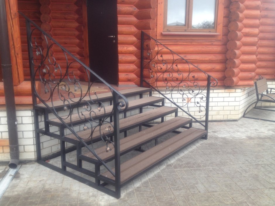 Металлическая лестница для крыльца