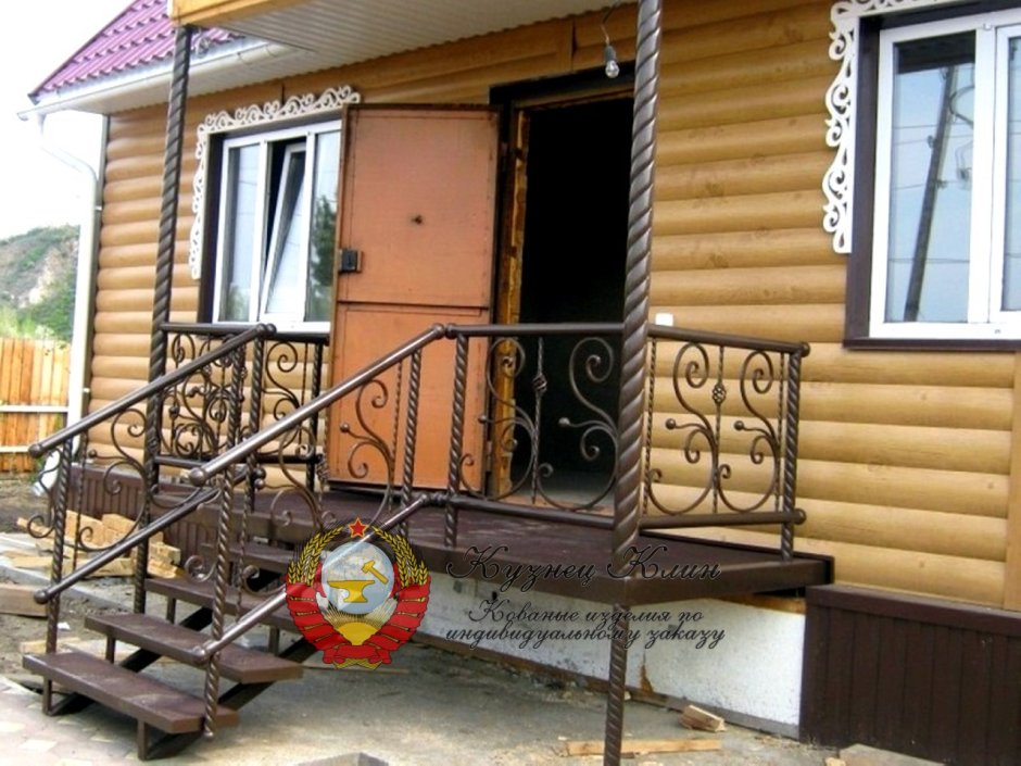 Металлическая лестница на веранду