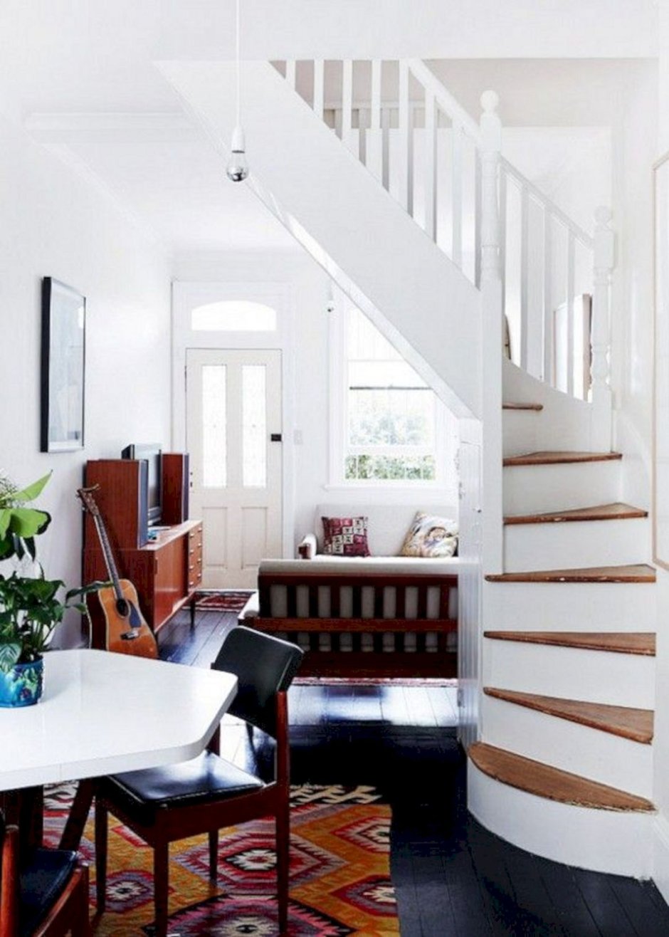Лестница в середине комнаты