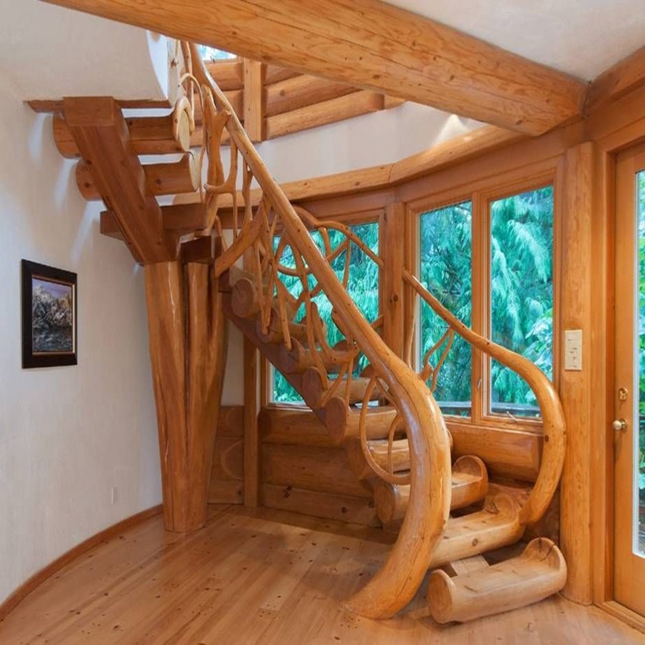 Винтовая лестница из бревна
