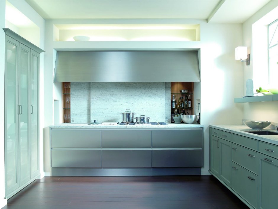 Прямая белая современная кухня с холодильником