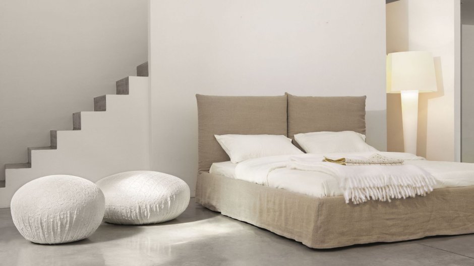 Кровать с мягким изголовьем в виде подушек