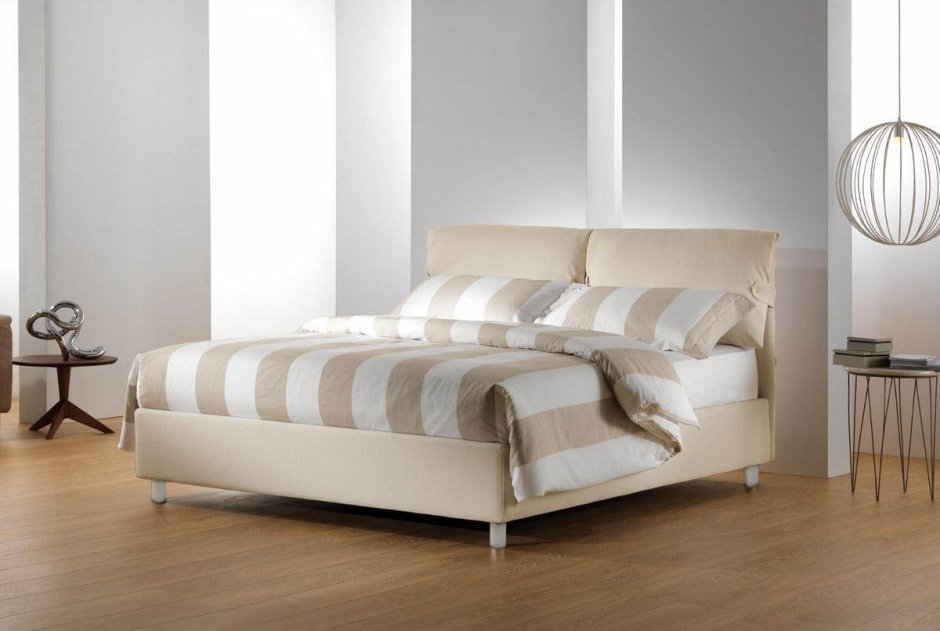 Кровать с двумя подушками
