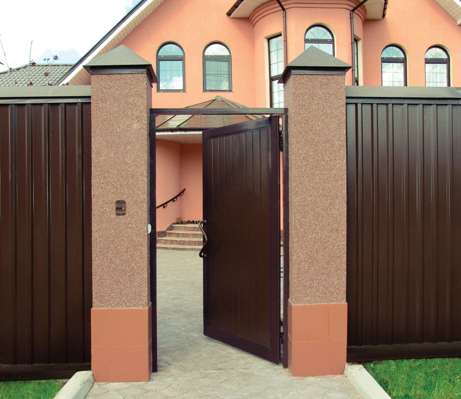 У калитки