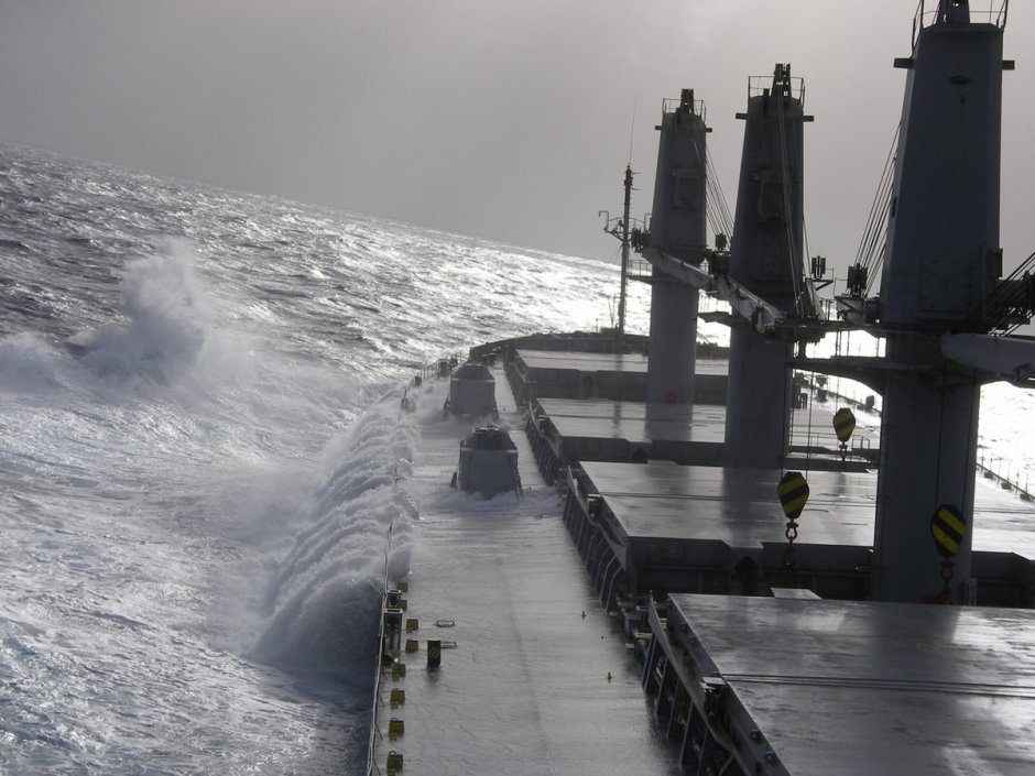 Шторм вч. Судно в шторм. Нос корабля в шторм. Корабль в шторм фото. Шторм в Новороссийске.