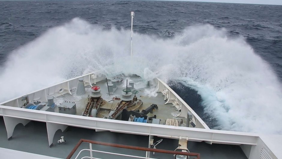 Вид с носа корабля на море