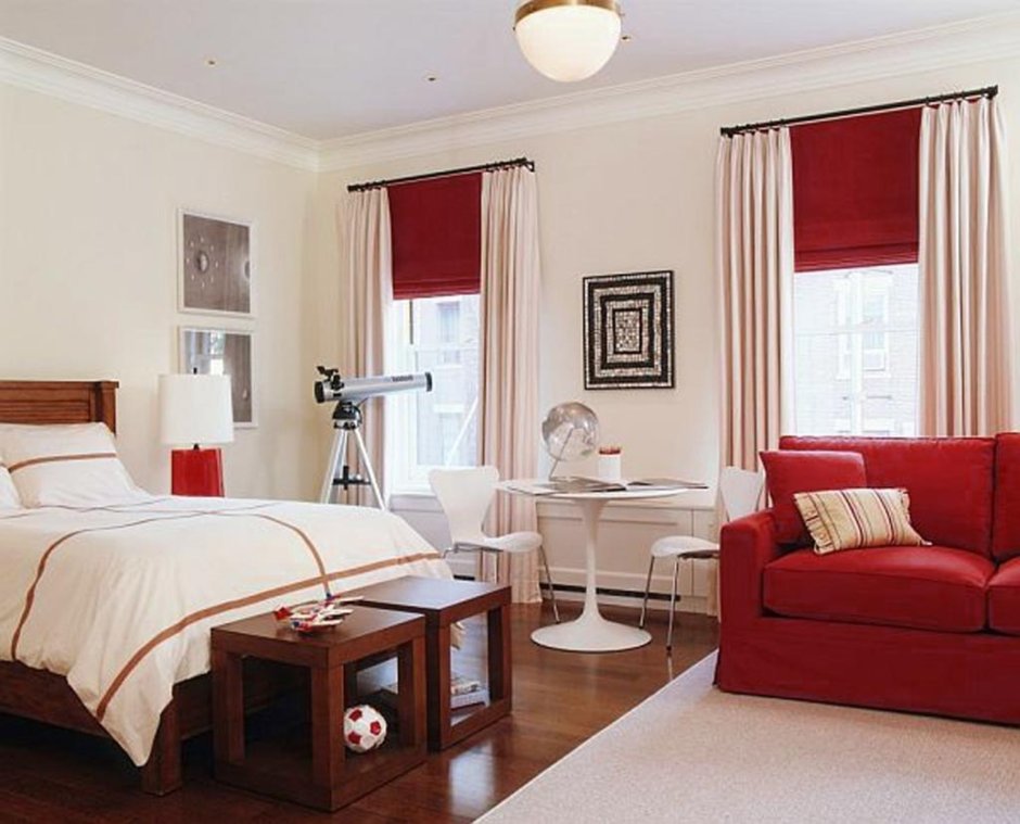 Красные шторы в спальне