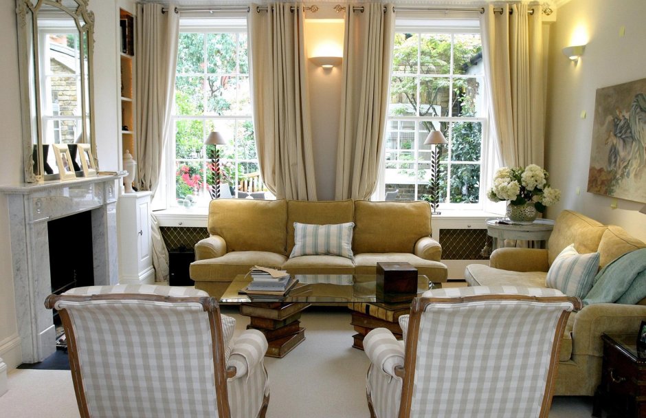 Спальня с двумя окнами на одной стене