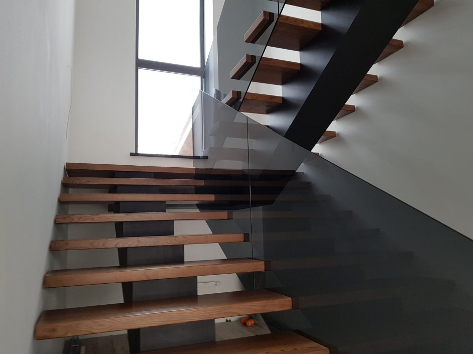 Двухмаршевая лестница на монокосоуре