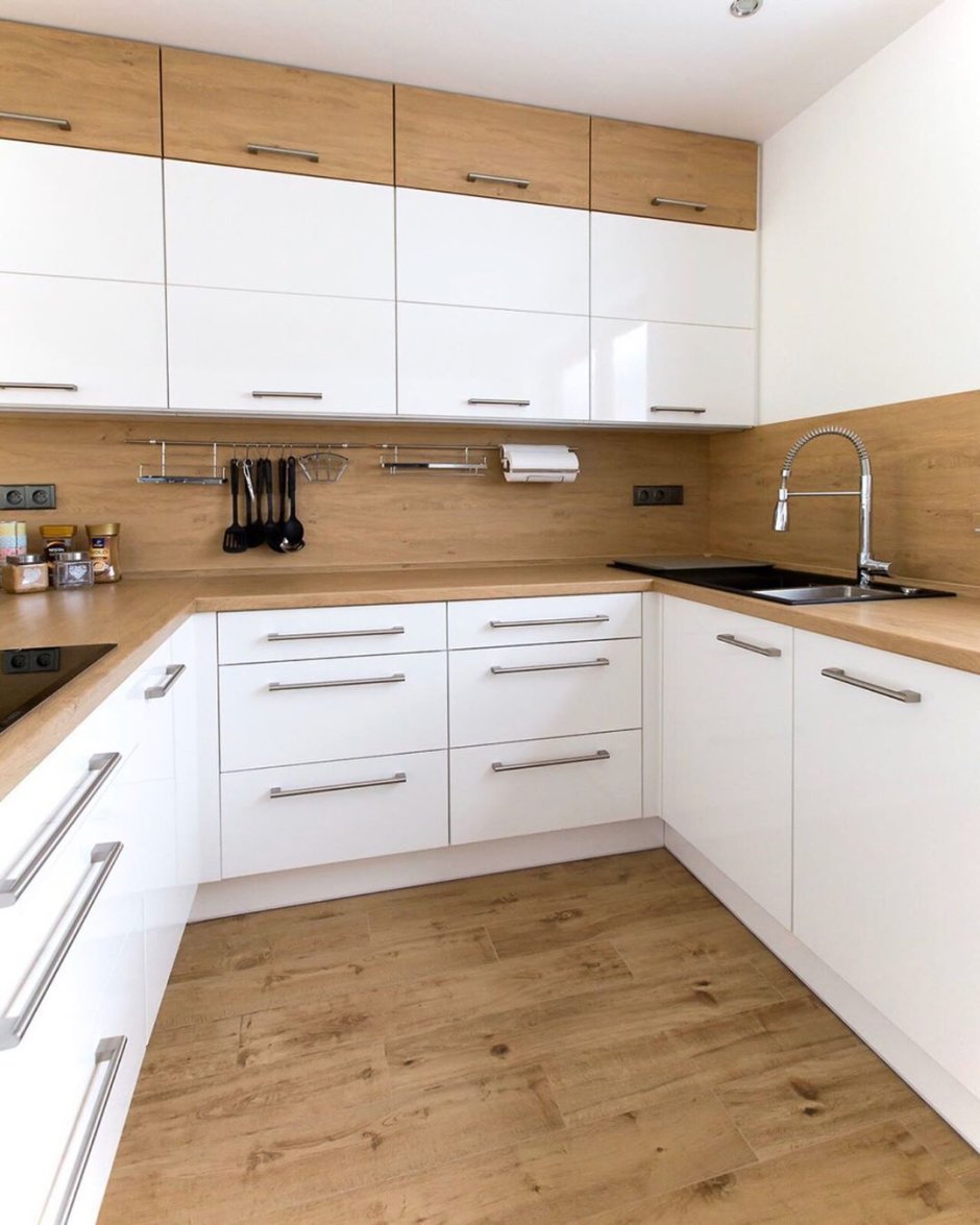 Белая кухня икеа Воксторп с деревянной столешницей