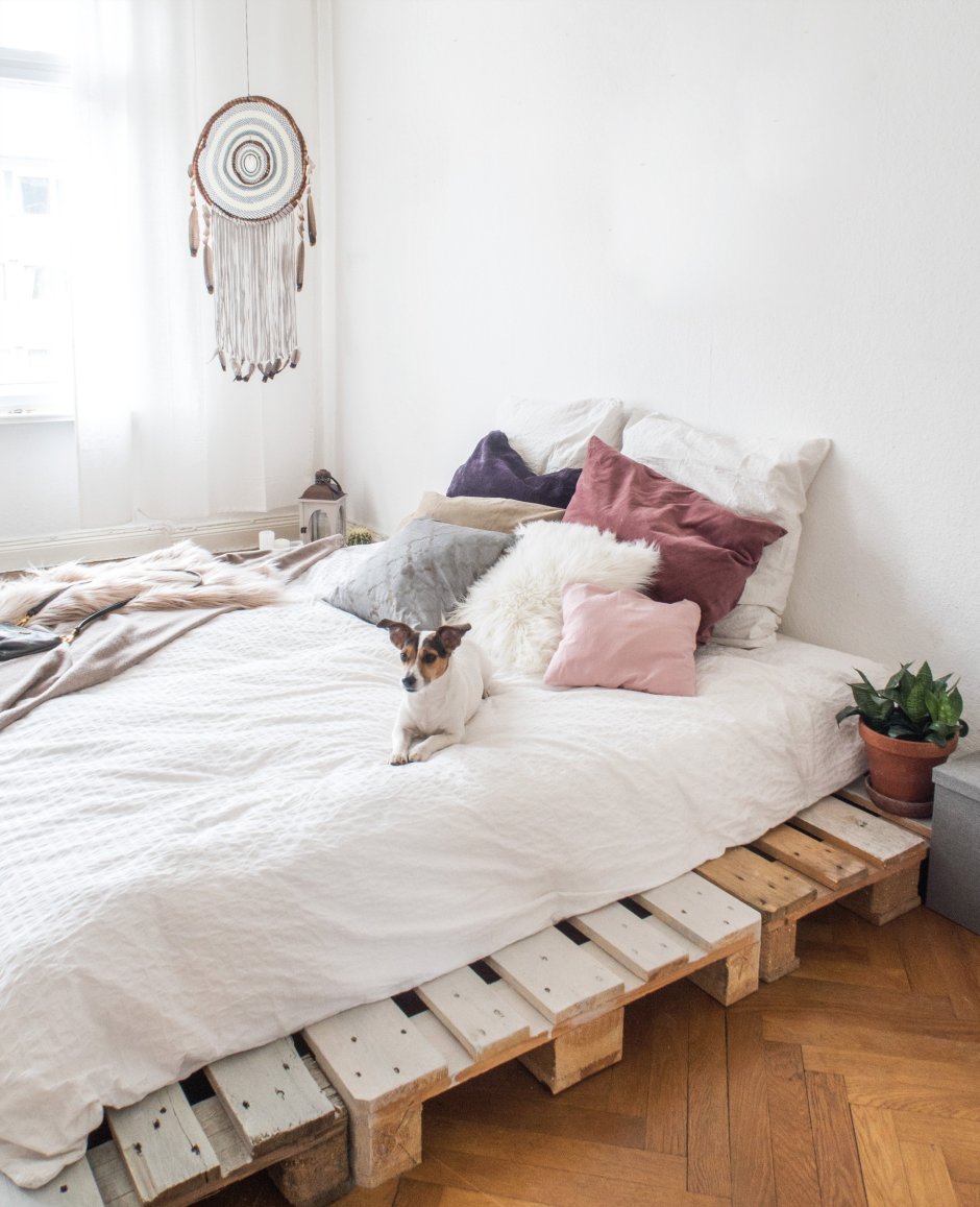 Кровать из поддонов в скандинавском стиле