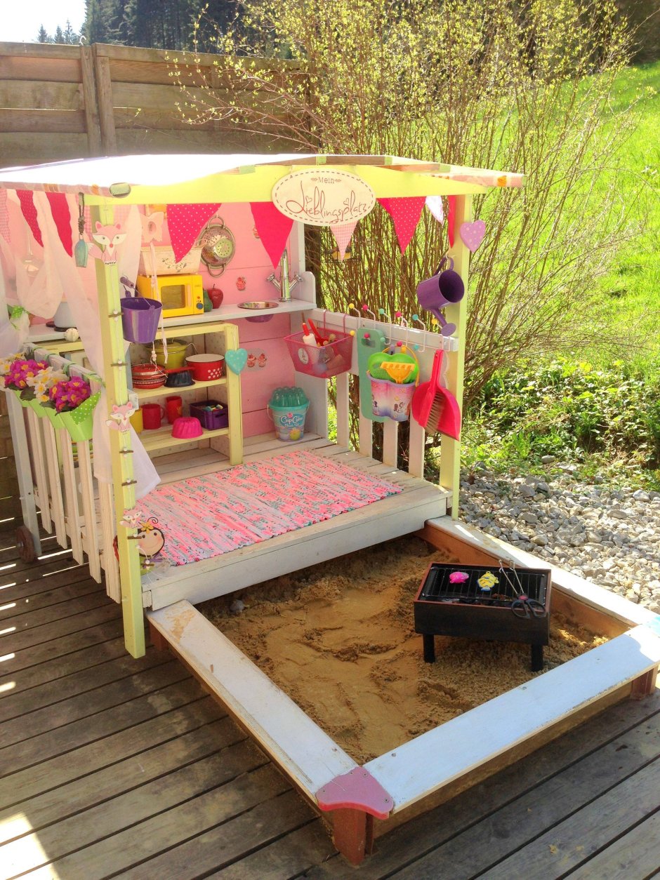 Детский домик с песочницей