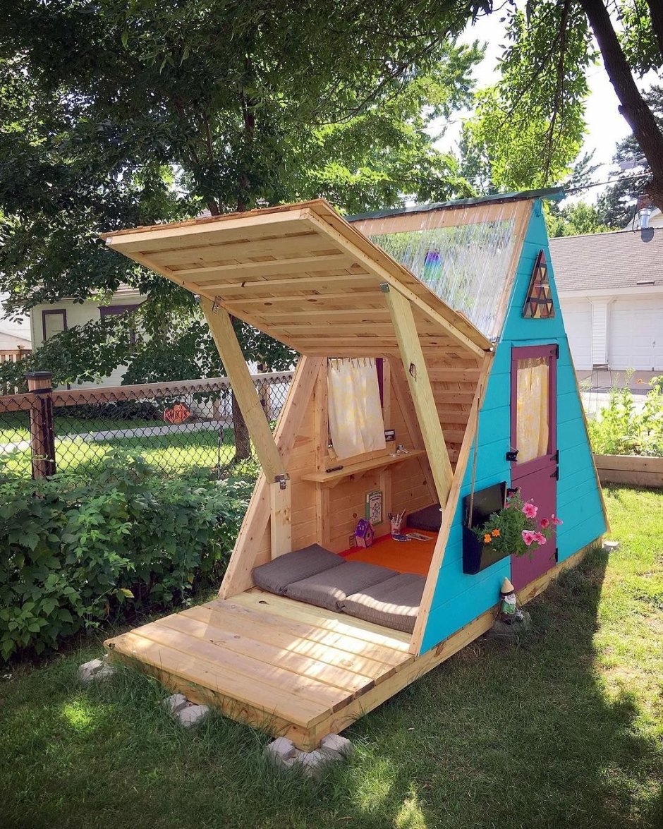 Домик для детей на даче из дерева