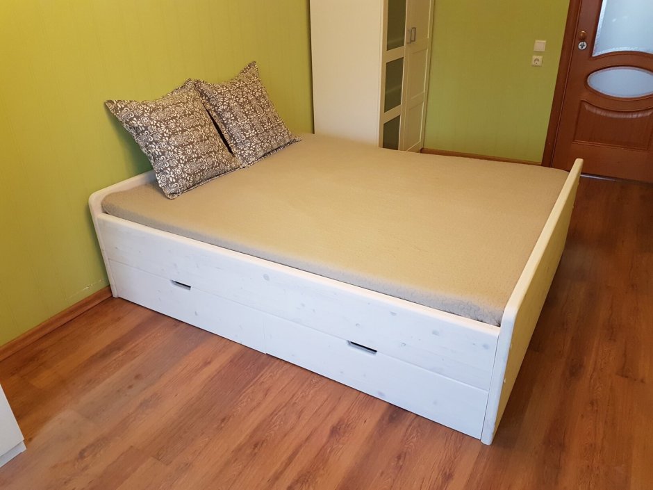 Кровать из мебельного щита с выдвижными ящиками