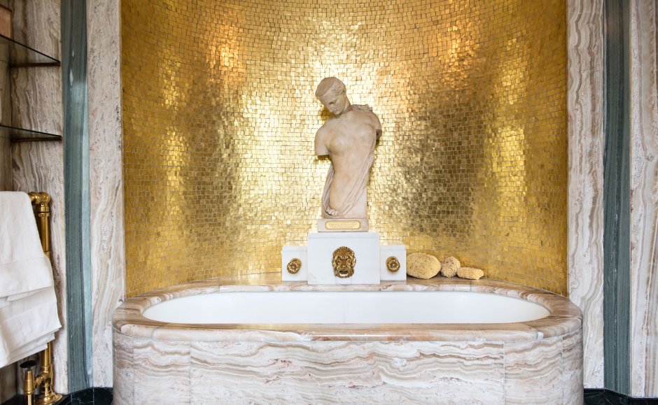 Ванная комната с золотой раковиной