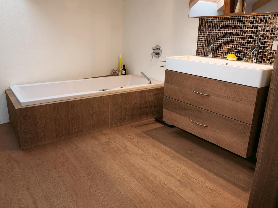 Деревянная плитка в ванной
