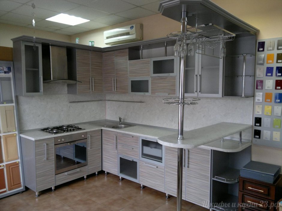 Кухонный гарнитур с алюминиевой рамкой