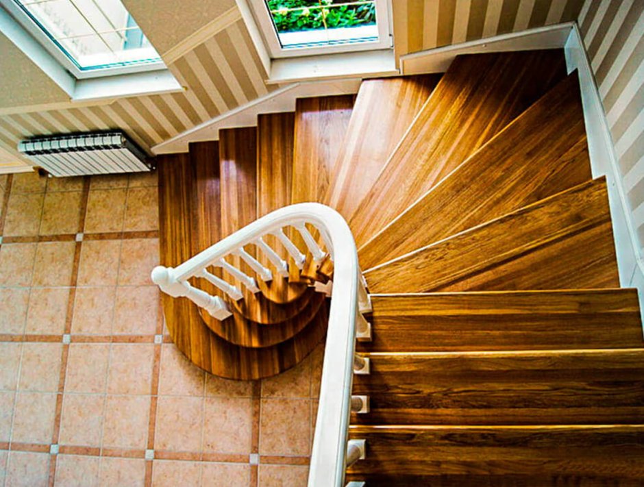 Одномаршевая лестница с забежными ступенями