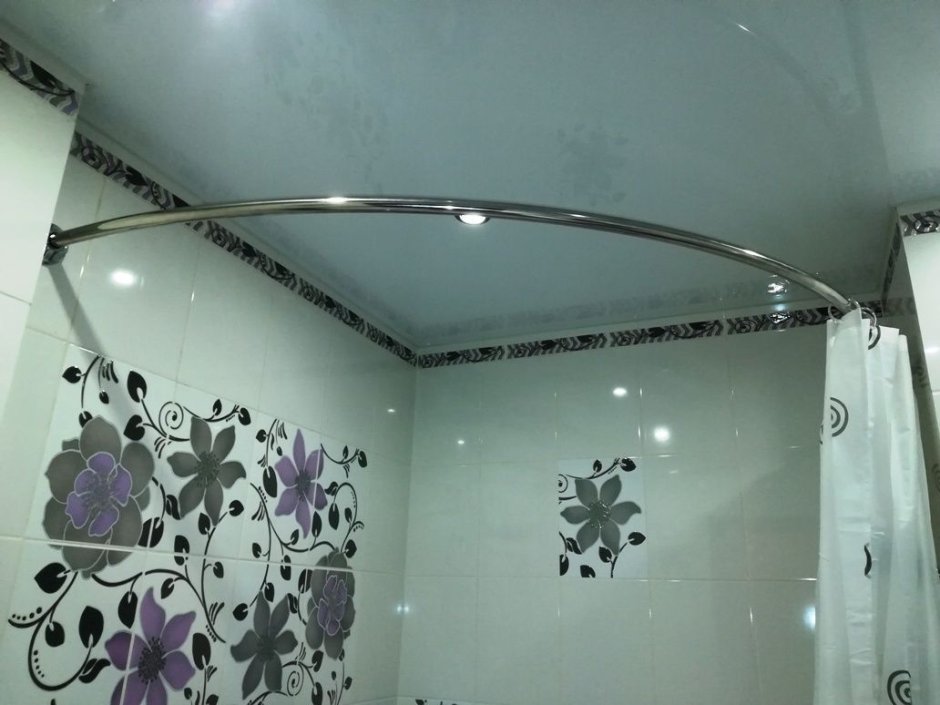 Угловой держатель для шторы в ванной