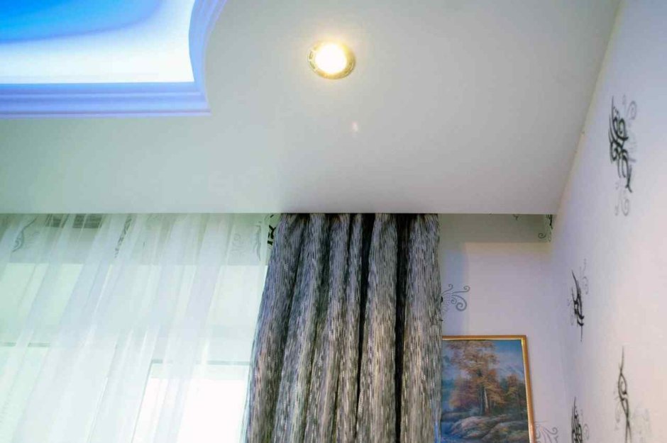 Освещение в гостиной с натяжным потолком