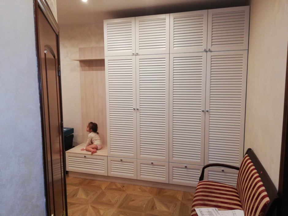 Жалюзийный шкаф в прихожую