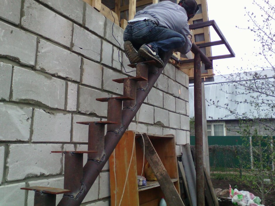 Лестница для крыши из профнастила