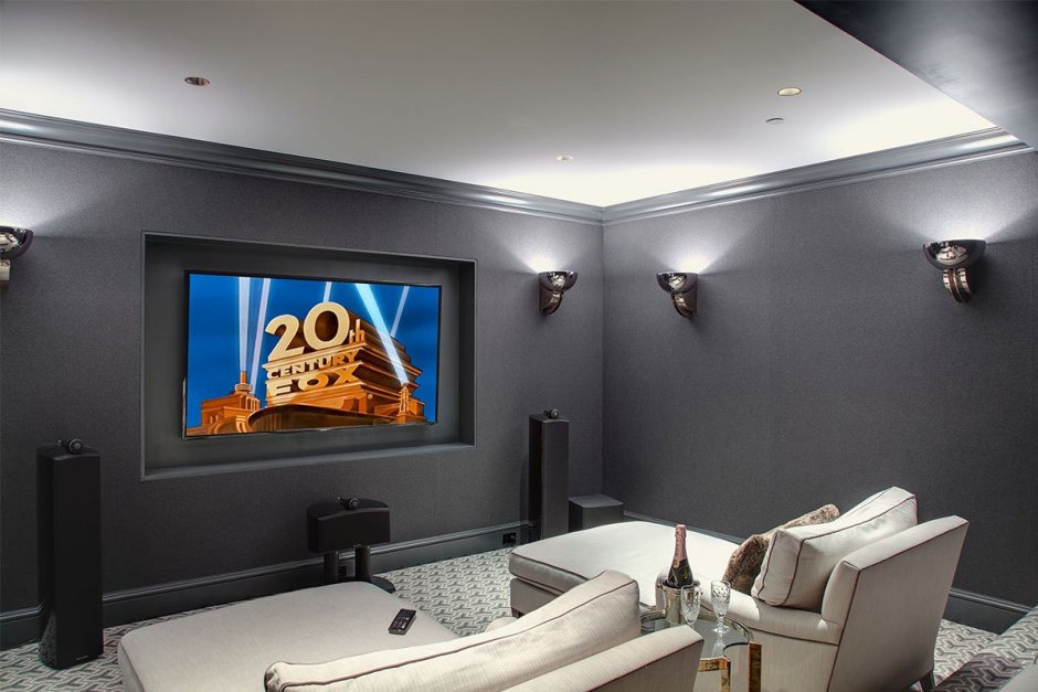 Интерьер комнаты с телевизором на стене
