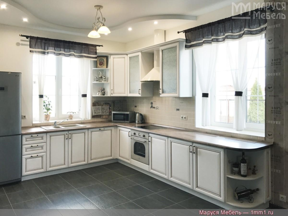 Кухонный гарнитур с двумя окнами