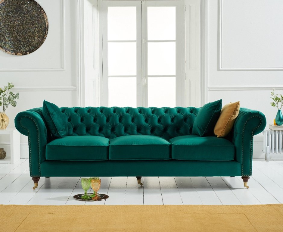 Зеленый бархатный диван