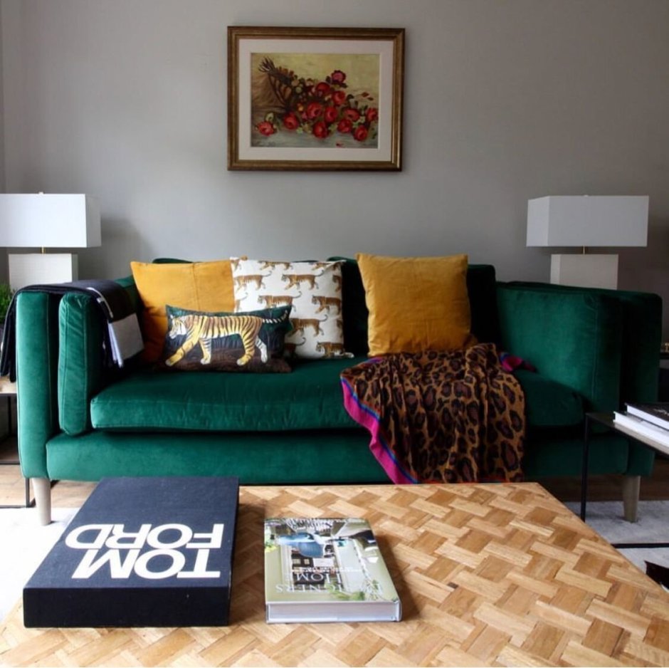 Зеленый бархатный диван в интерьере